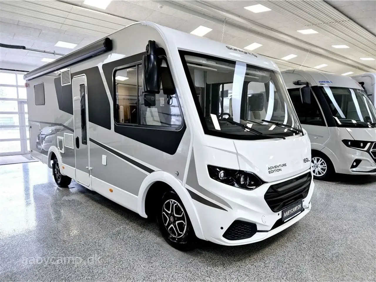 Billede 1 - 2024 - SunLight I 69 L Adv. Edition Aut. gear   Automatgear. markise. batteri. Queensbed. p-sensor for og bag. Bemærk Kun 8000 Km!!!
