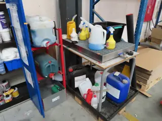 Spildekar, div. dunke med sprinklervæske m.m.