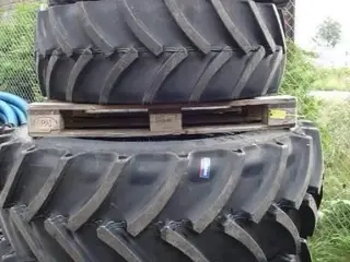Mitas 540/65 - 34 & 440/65 - 24 Komplet sæt til Valtra A&G