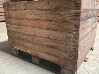 Lukkede træ store kasser