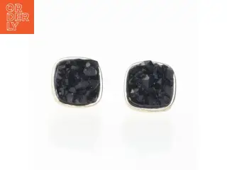Sorte ørestikker med kvadratisk design (str. 1,5 cm)