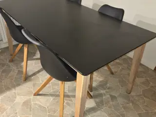 Spisebord med stole 