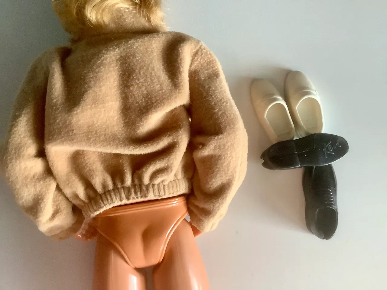 Billede 2 - Jakke og sko til Ken Barbie.
