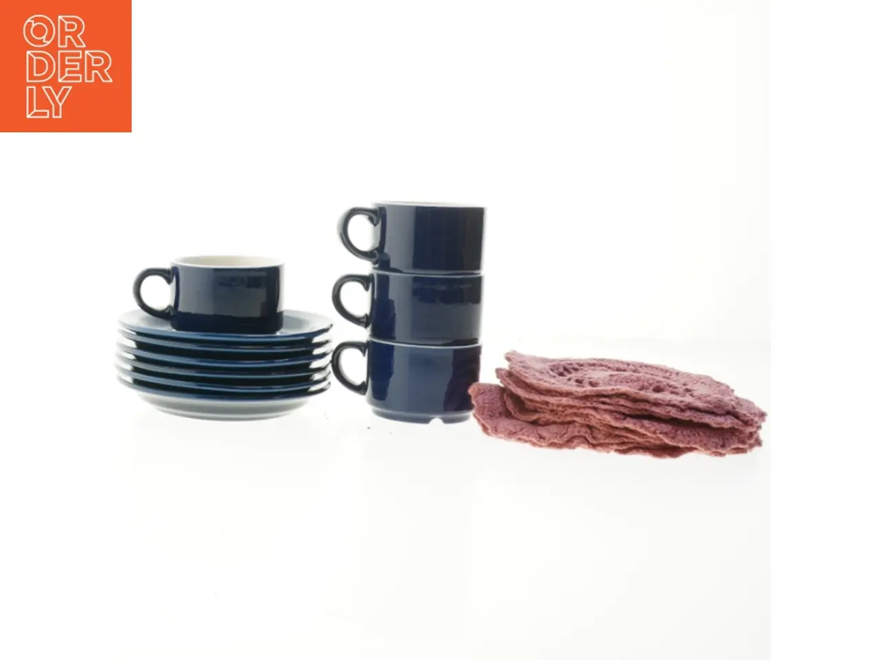 Billede 1 - Kaffesæt med undertallerkner og servietter (str. 6 undertallerkner. ø. 14 cm. 4 kopper. ø. 7,5 cm. længde. 5 cm. 10. servietter. &