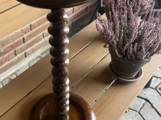 Piedestal. Gammelt. Askebæger