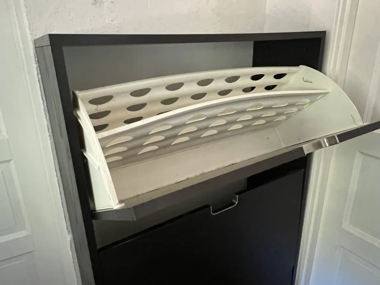 Billede 2 - IKEA skoskab i brun – slank model med god opbevari
