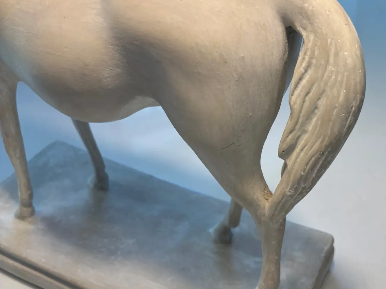 Billede 5 - Stor statue af flot hest udført i gips