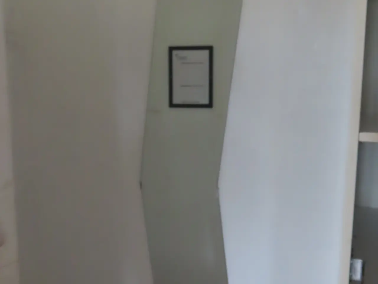 Billede 8 - Indhold på værelse af bord, køjeseng, skab mv.