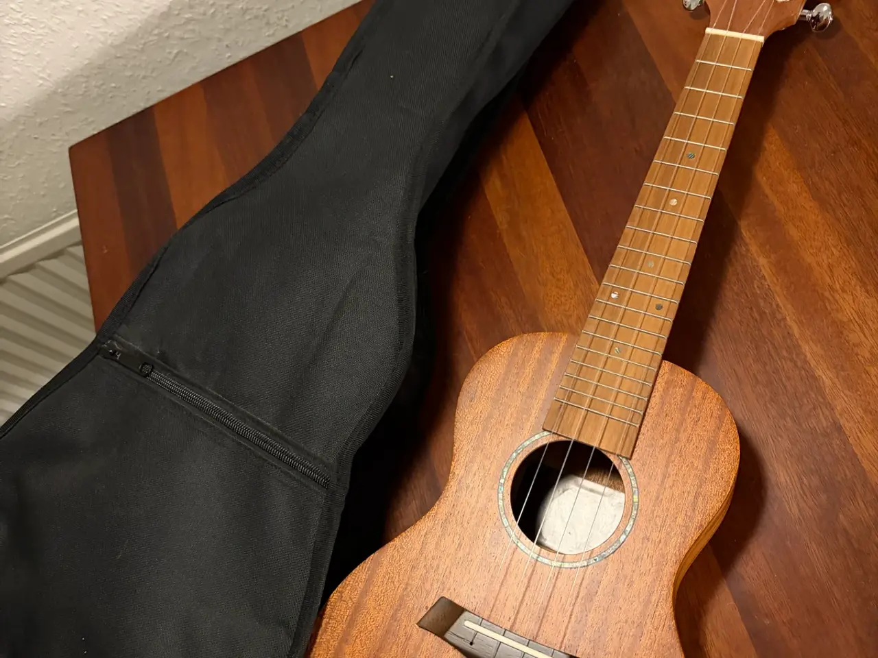 Billede 1 - Næsten helt ny ukulele + taske
