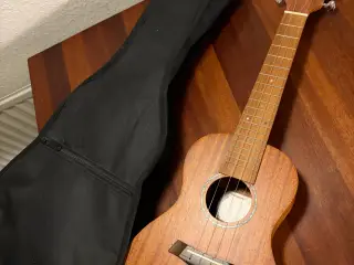 Næsten helt ny ukulele + taske