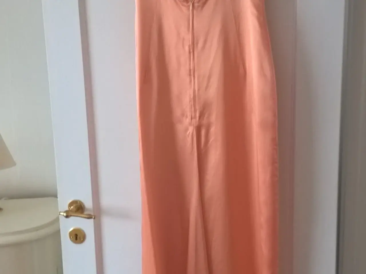 Billede 2 - Gallakjole, Moody, str. S, Laksefarvet, Satin,