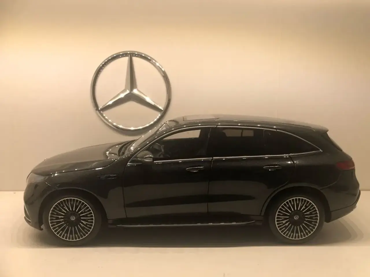 Billede 1 - Mercedes EQC400 med lys