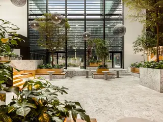 PUBLIC - ikonisk kontorbygning genopstår som unikt flerbrugerhus med luksuriøse fællesfaciliteter