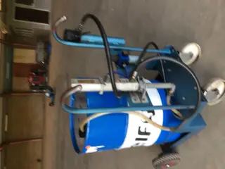 Olietromlevogn med pneumatisk pumpe