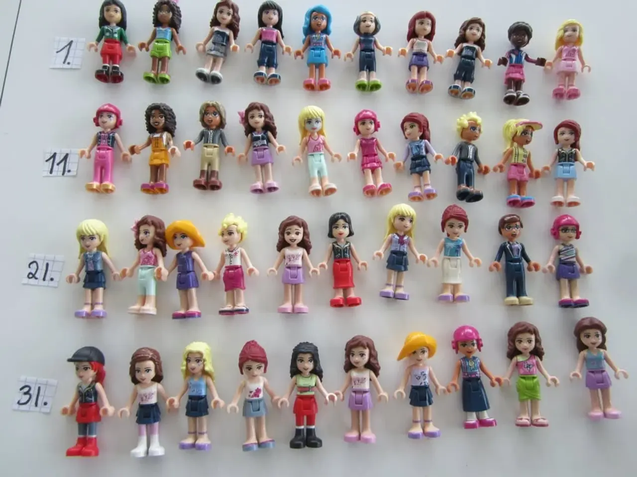 Billede 1 - Lego friends figurer , samlet tilfældigt. Ta 13 st