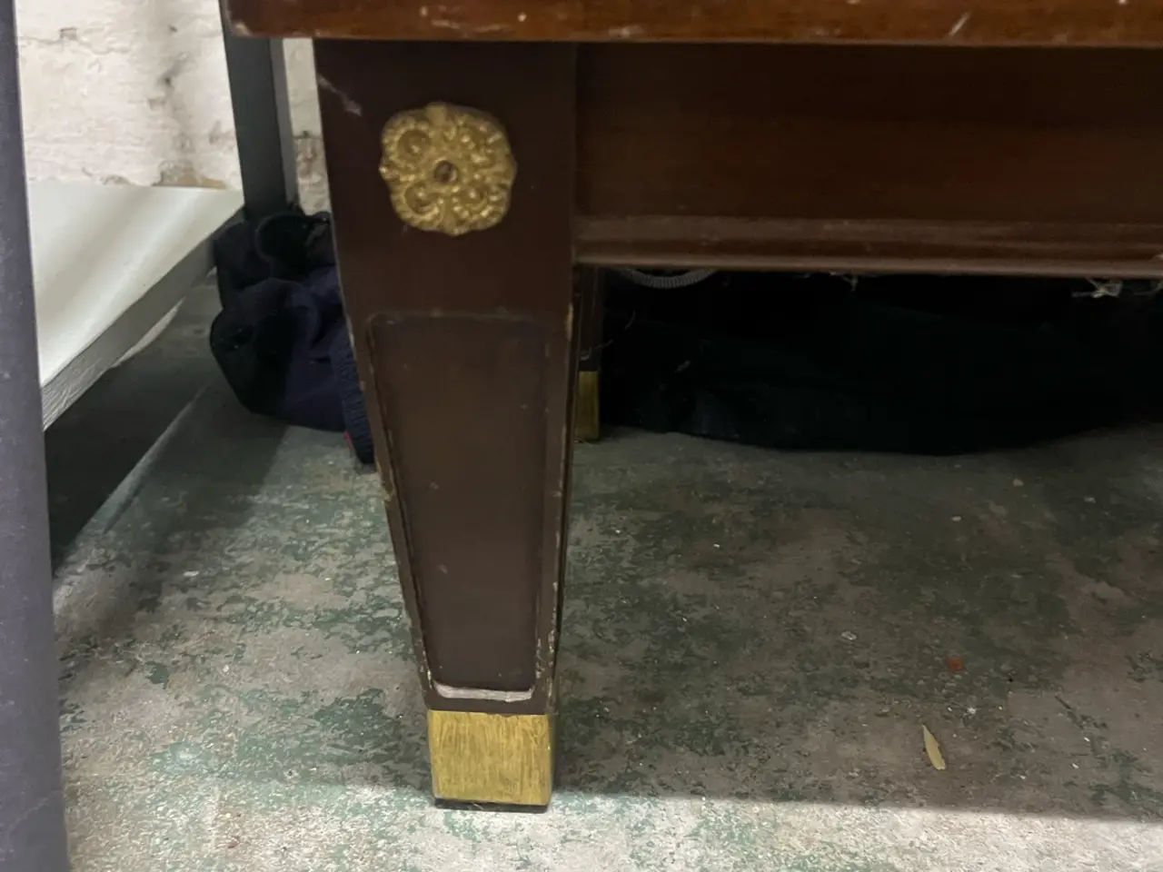 Billede 2 - Mahogni reol med smukke messing detaljer
