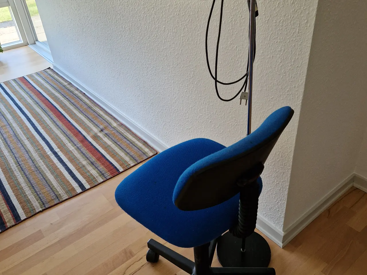 Billede 1 - Kontorstol og lampe kan afhentes