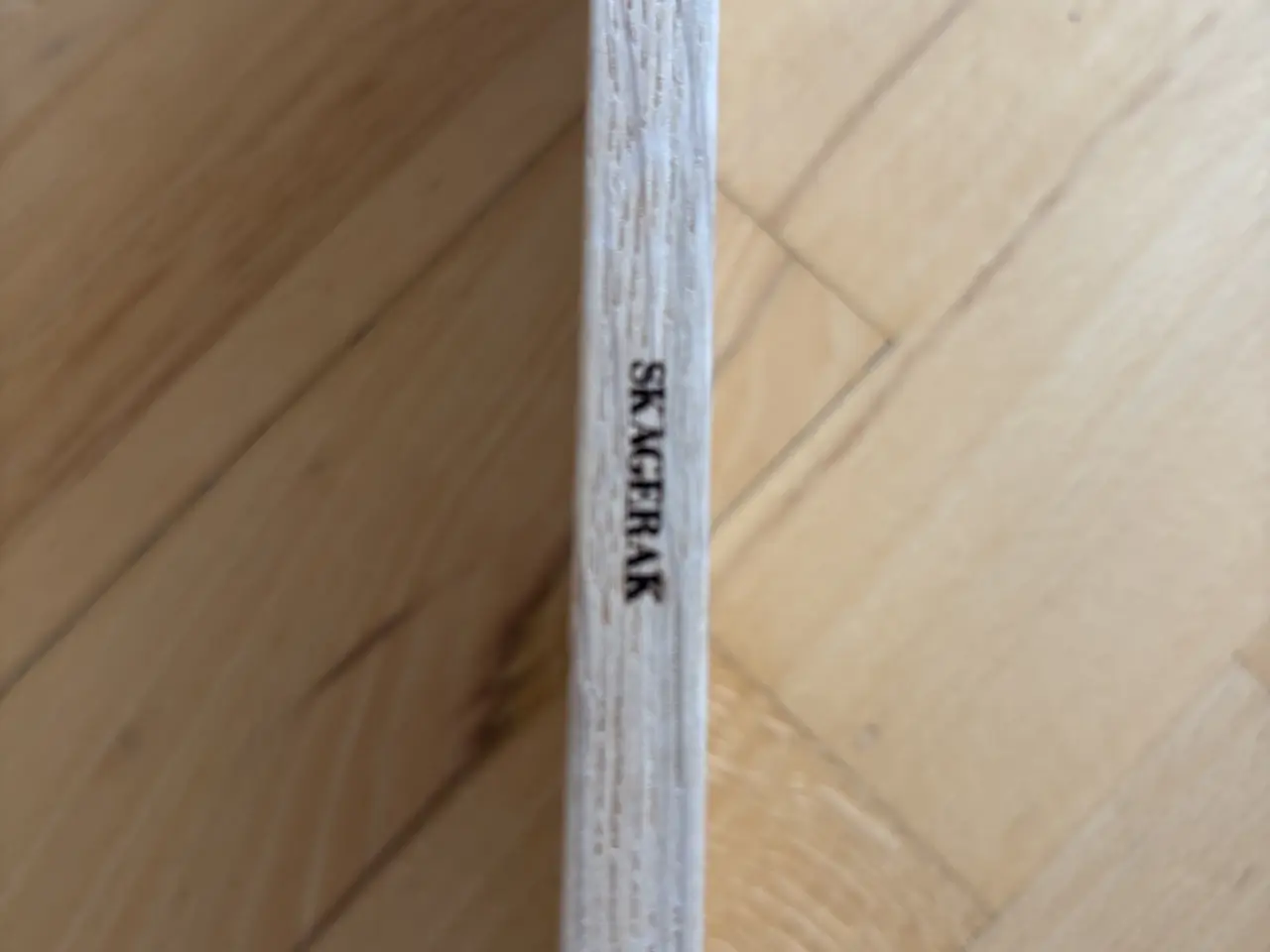Billede 3 - SKAGERAK NORR magasinholder – Eg/Læder – 77×12×37 