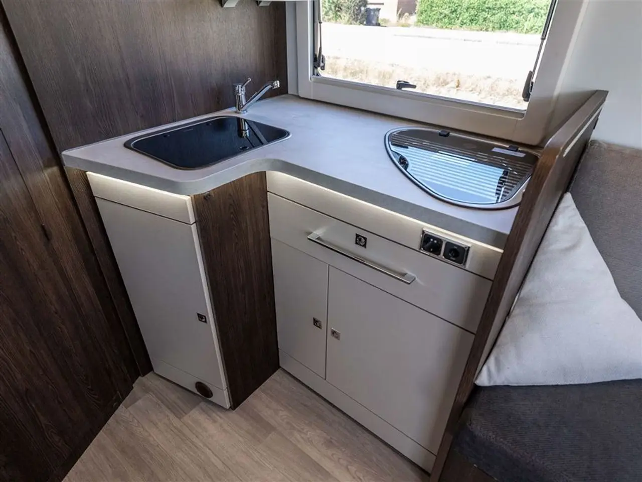 Billede 16 - 2022 - Benimar Tessoro 488 NK Rummelig camper med face-to-face siddegruppe