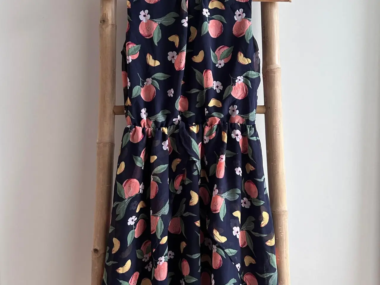 Billede 1 - H&M mønstret chiffonkjole, str. 146-152