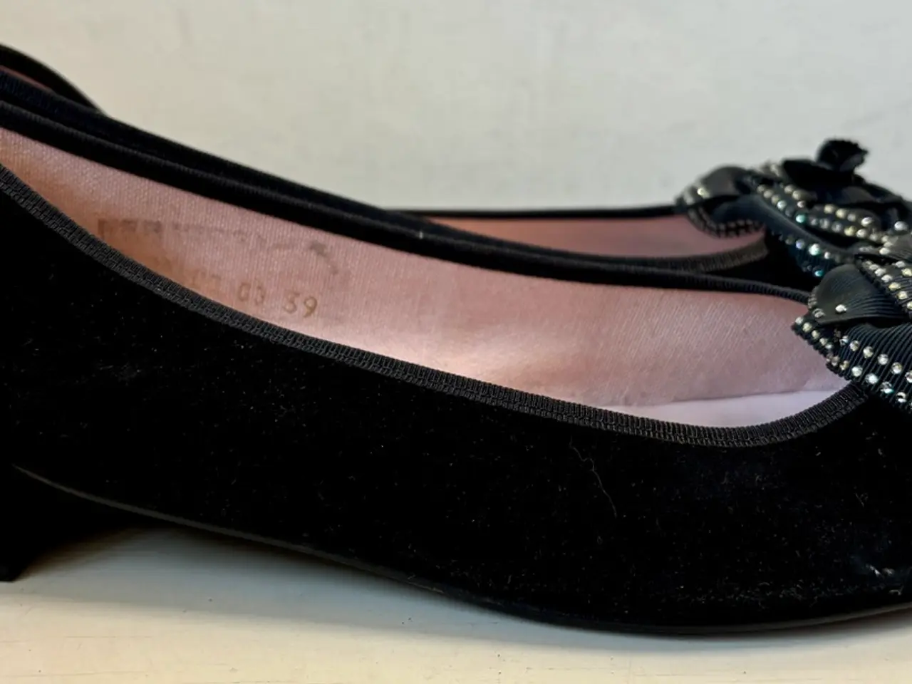 Billede 4 - Pretty Ballerinas, sorte pumps m blomst, str 39