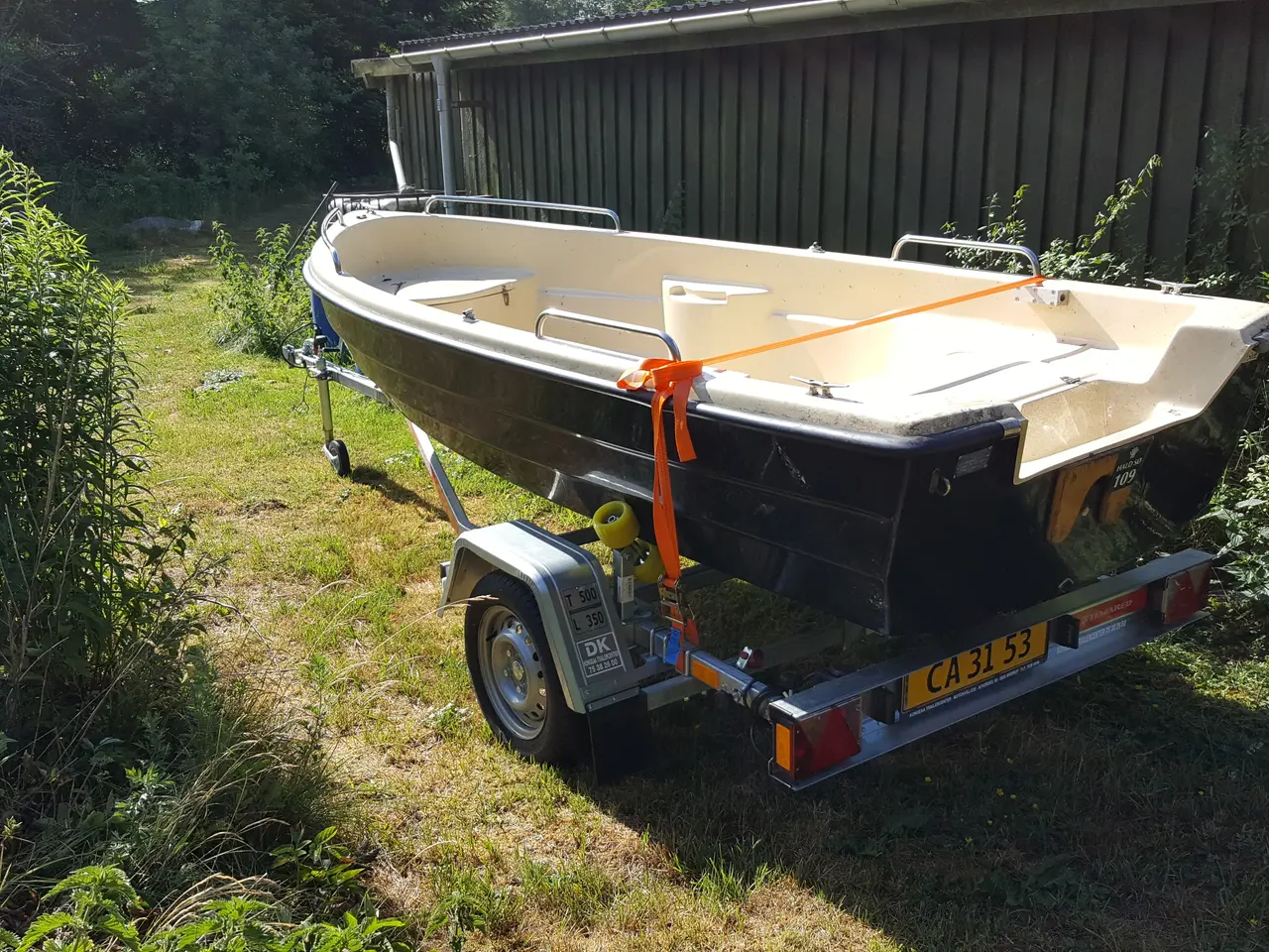 Billede 1 - Jolle på Trailer + ældre 8 Hk Mariner.