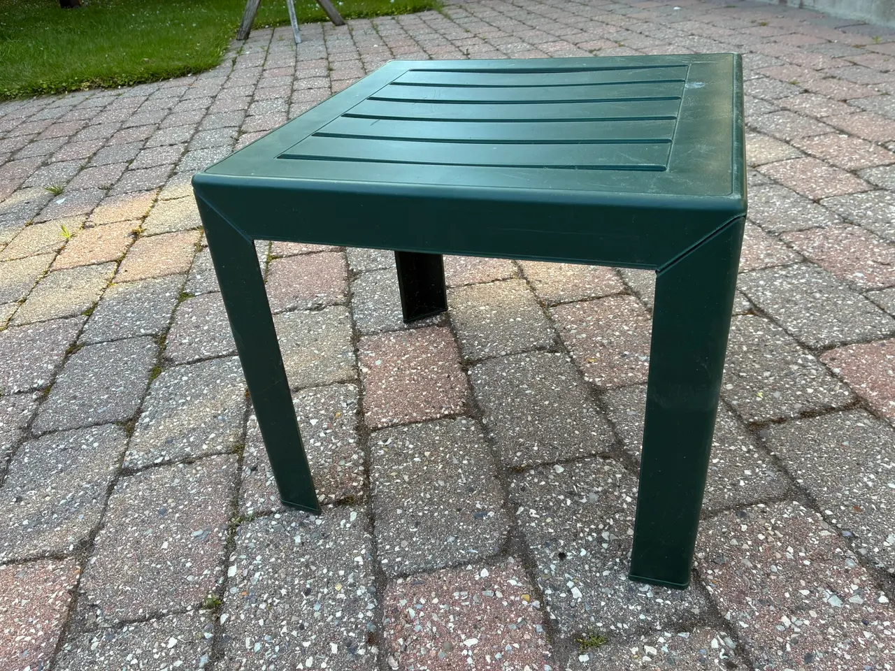 Billede 1 - Lille havebord, grøn plast