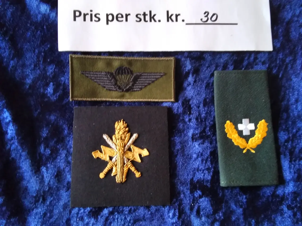 Billede 9 - Militære regimentsmærker og meget andet.