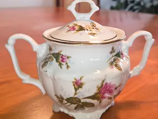 Marie Therese kaffestel med rosenmotiv og guldkant