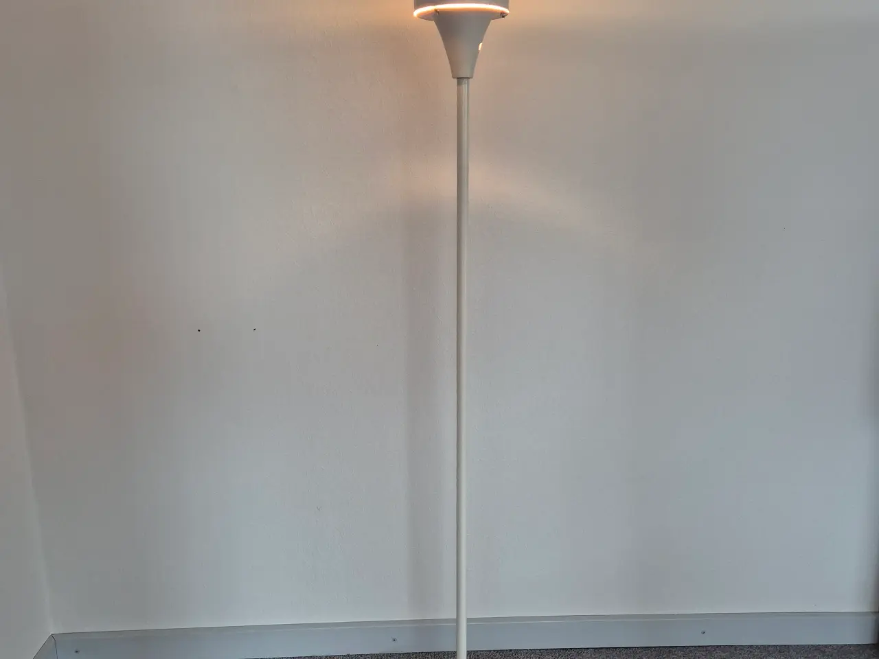 Billede 1 - Hvid gulvlampe med glasskærm
