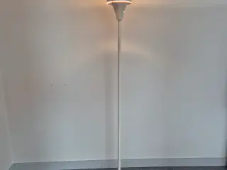 Hvid gulvlampe med glasskærm