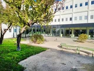Kontorlejemål i moderne flerbrugerhus med fælles faciliteter