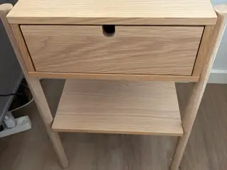 Flotte sengeborde med skuffer