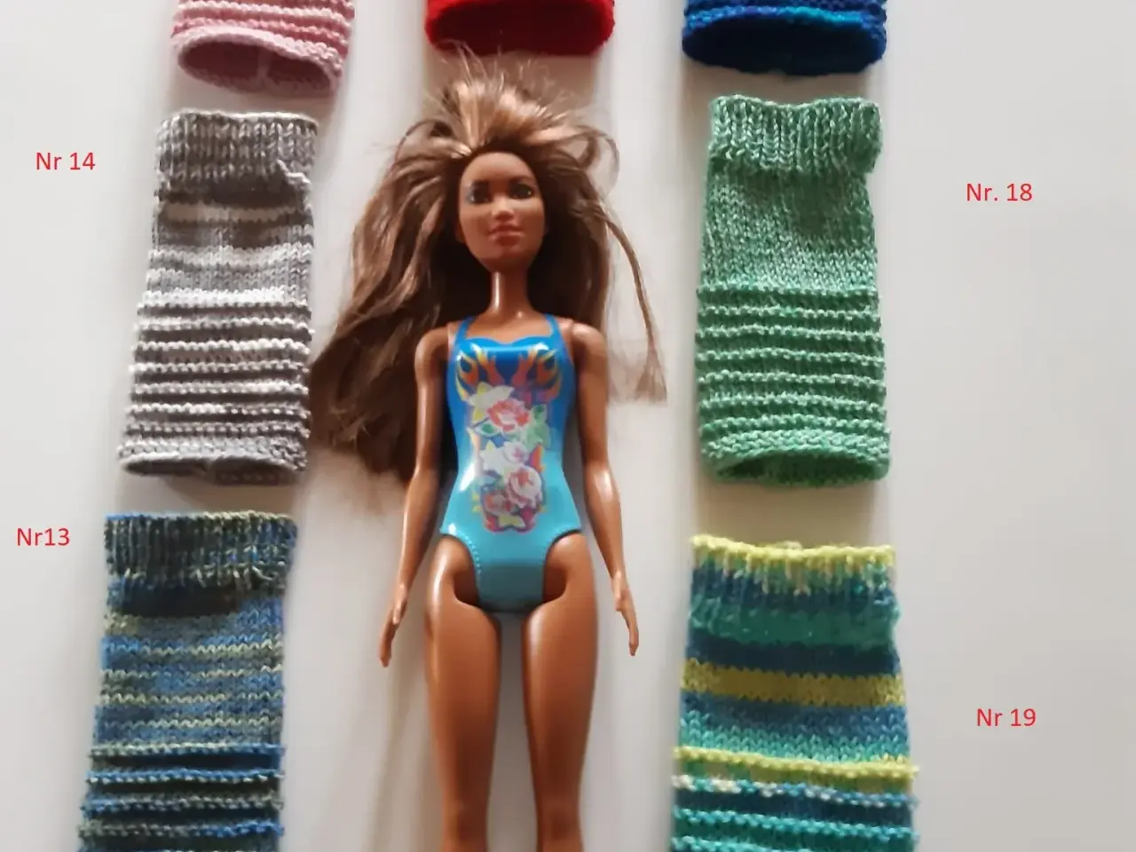 Billede 1 - Hjemmestrikkede Barbie kjoler. Flere farver