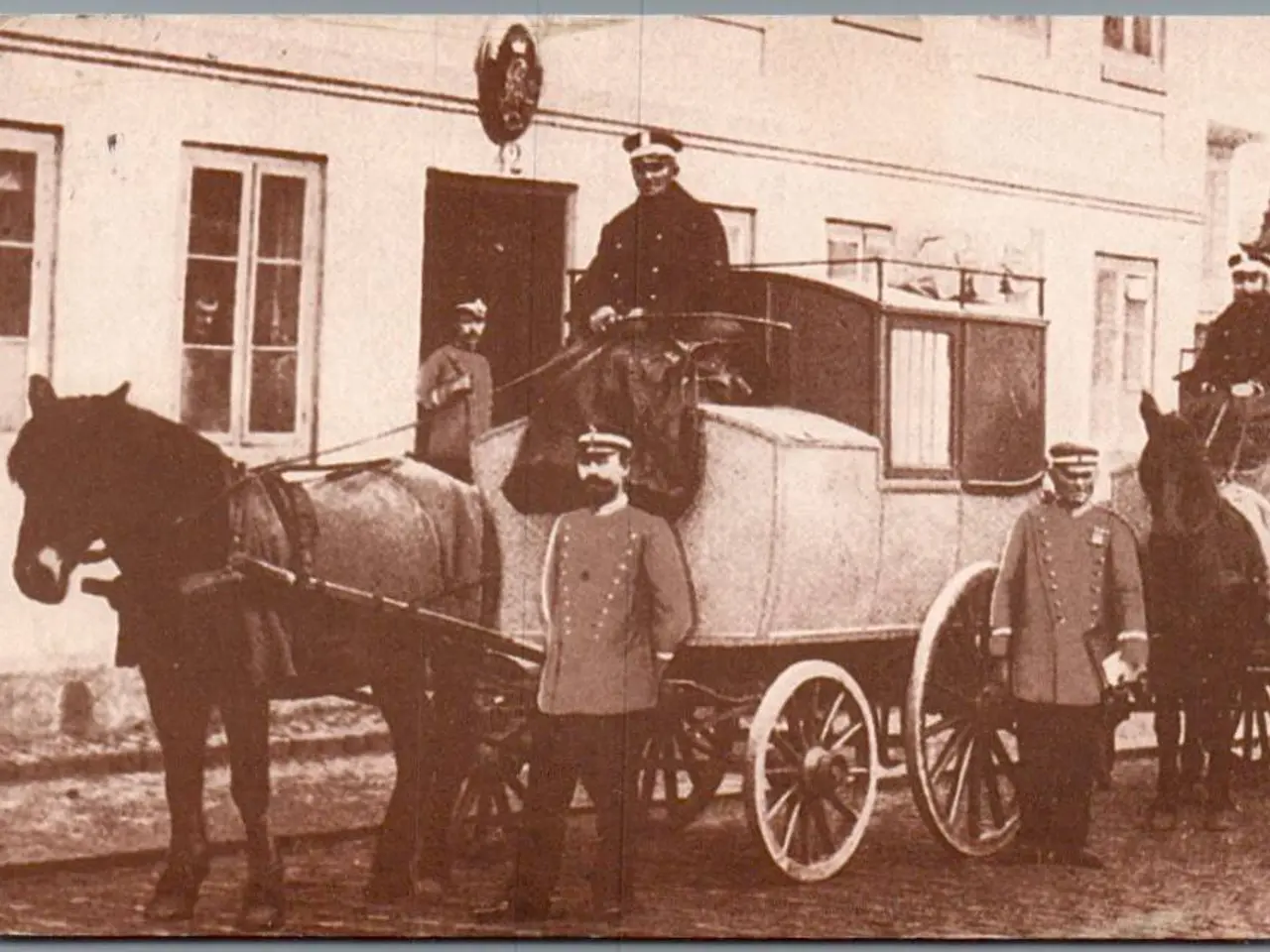 Billede 1 - Postvogne og bude foran Aalborg gl. Posthus (ca, 1900) - Postkort - Brugt