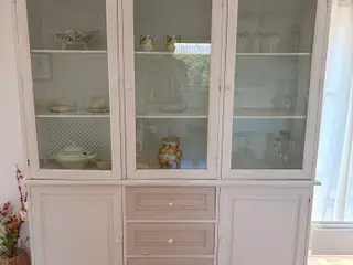Smukt stort og klassisk vitrineskab med patina