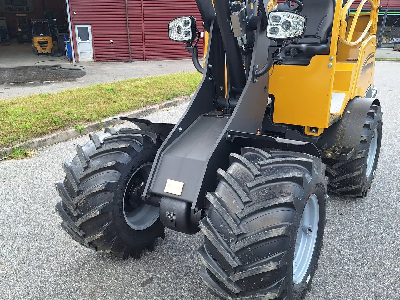 Billede 11 - Eurotrac W12S mellem tårn
