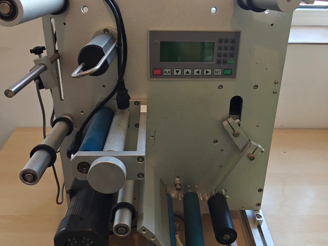 Billede 1 - Semiautomatisk labelmaskine til mindre produktione