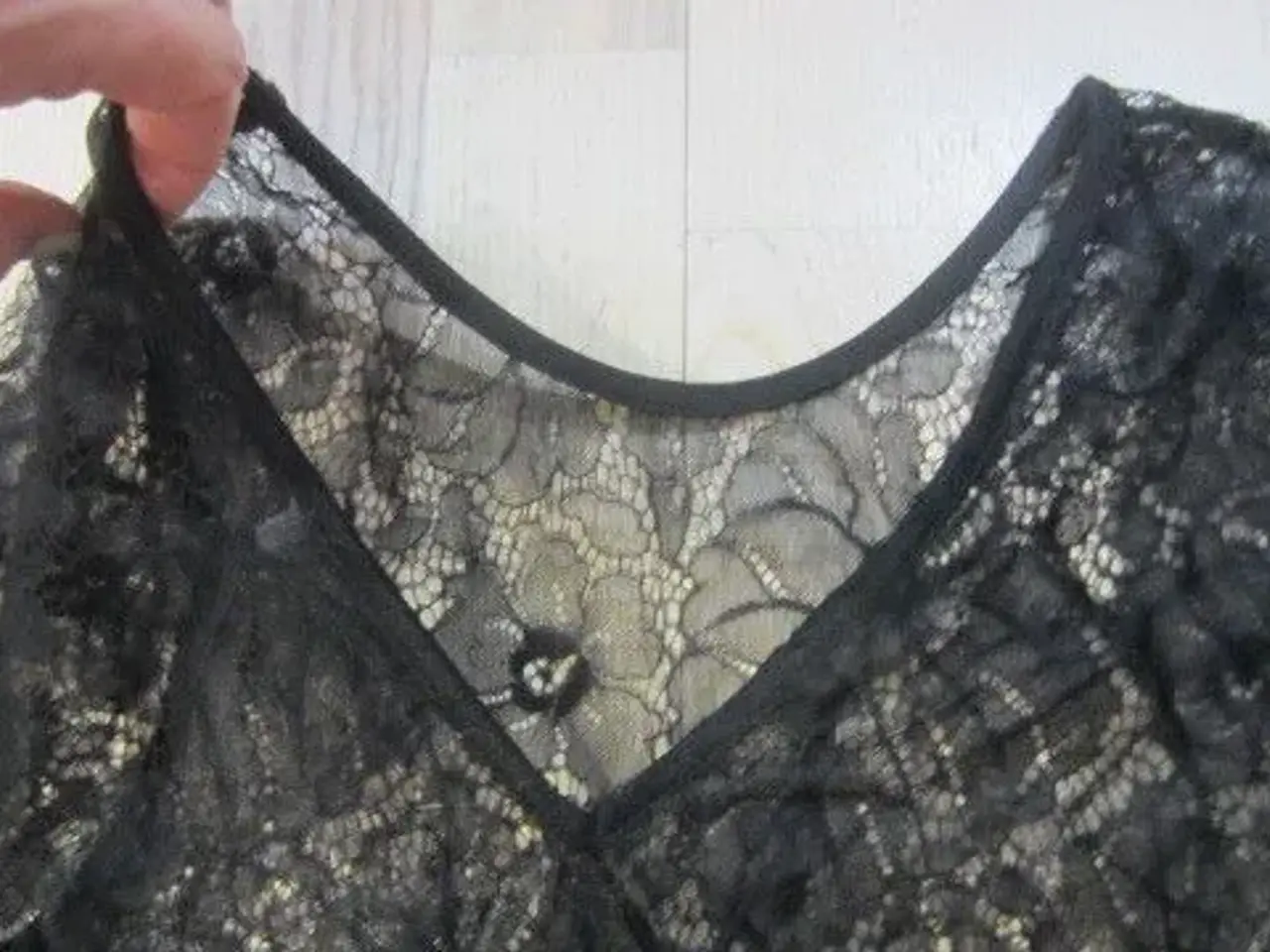 Billede 3 - Str. XS, sort blondebluse m. korte ærmer