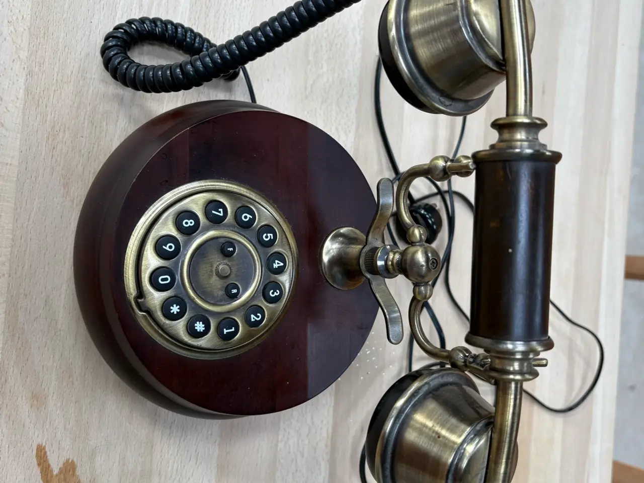 Billede 1 - Fin telefon i ældre stil 