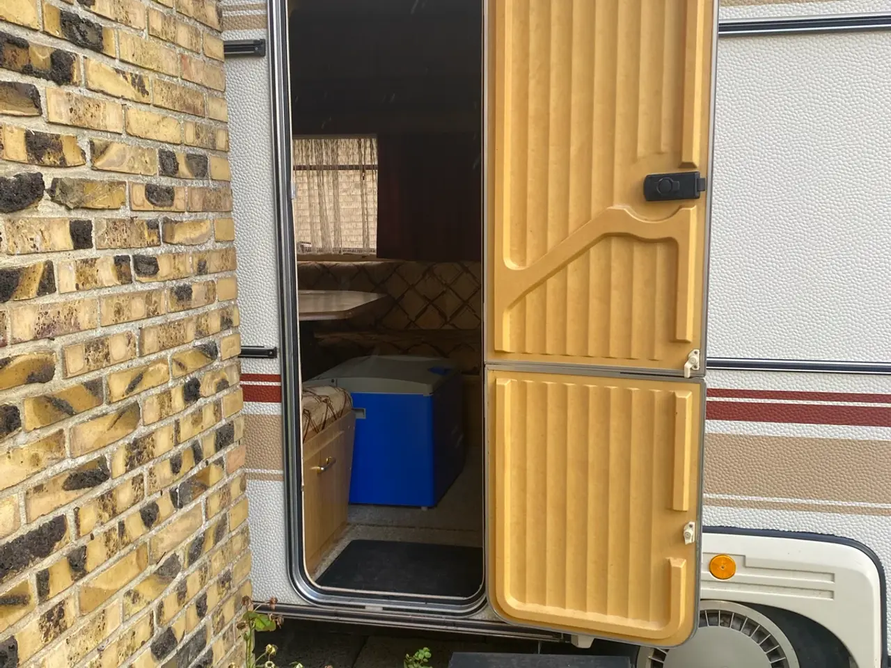 Billede 5 - Stor praktisk ældre campingvogn sælges