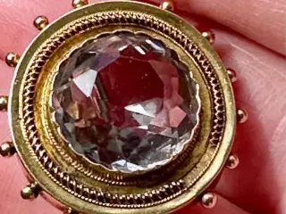 Antik victoriansk broche af 14 karat guld med stor