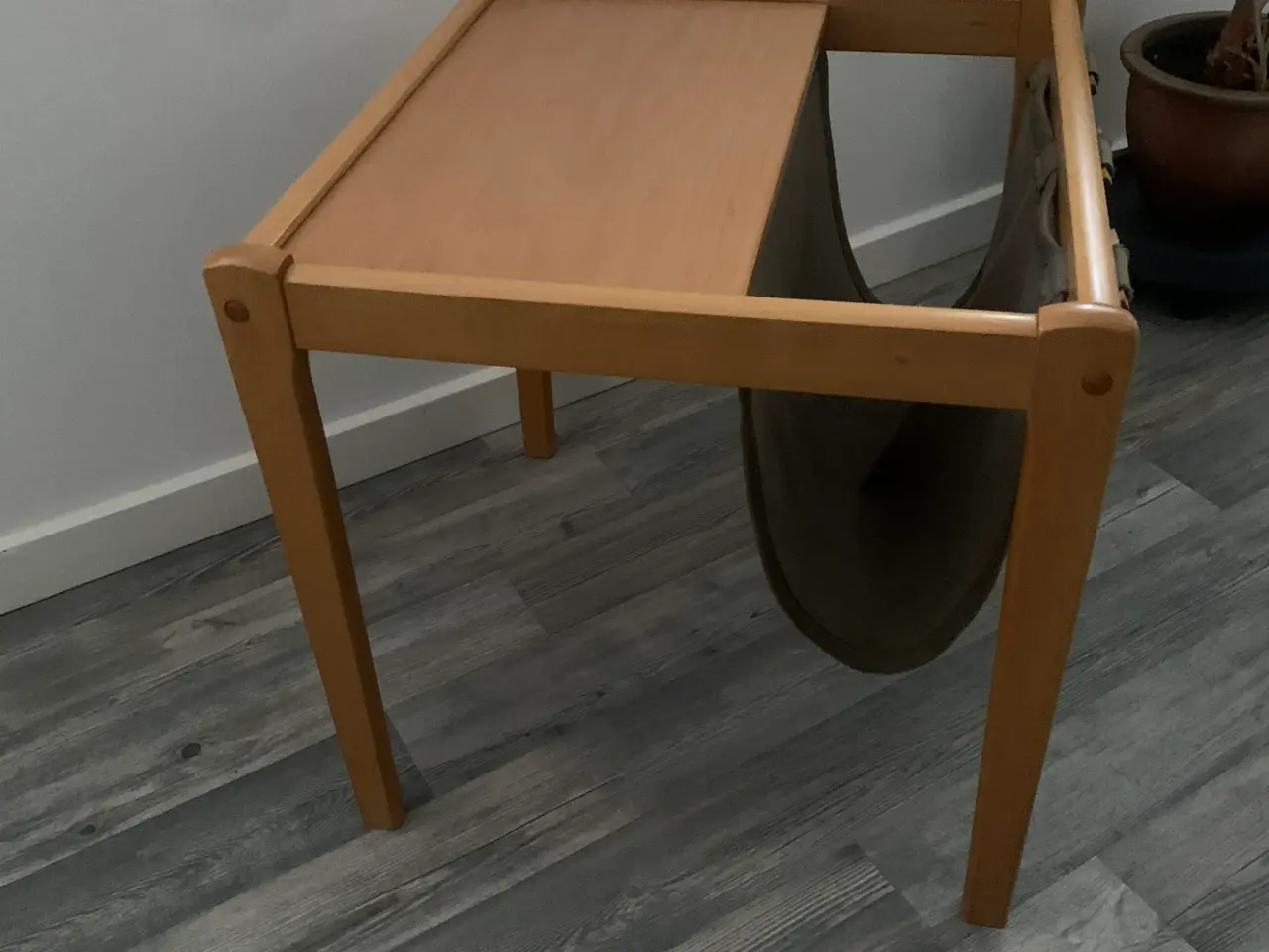 Billede 3 - Sidebord med tidsskriftholder. Fra 1960’erne