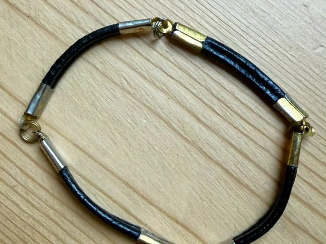 Billede 1 - Armbånd i sort læder og guld-/sølv-farvet metal