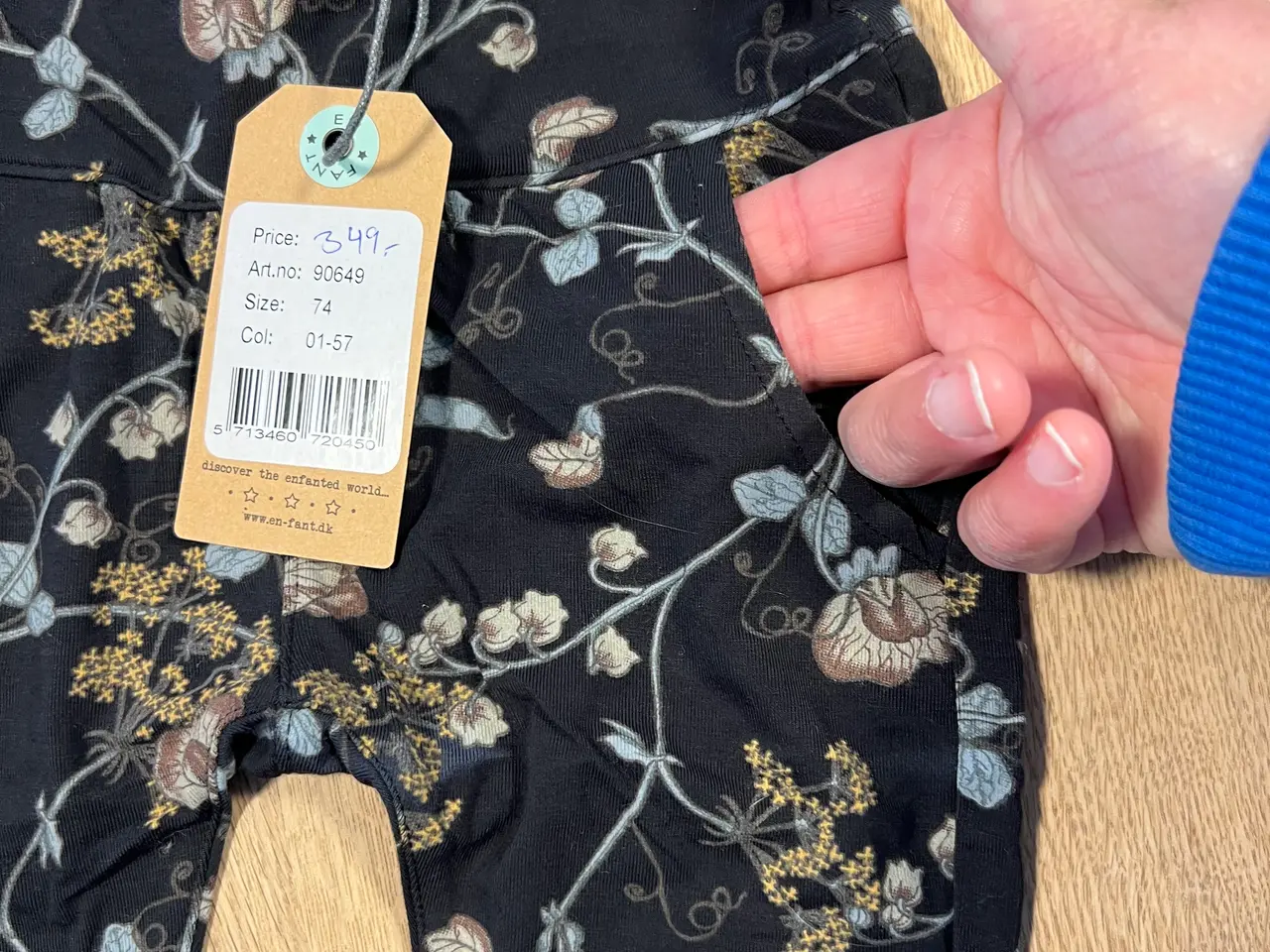 Billede 3 - Nye Marineblå Sommerbukser m/Blomster (Str. 74)