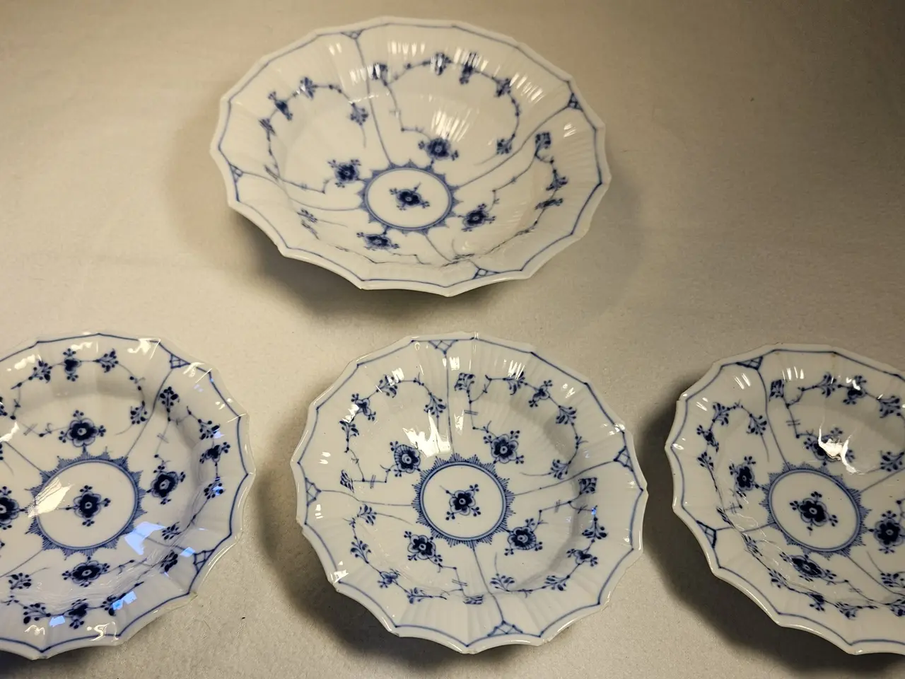 Billede 1 - Royal Copenhagen musselmalet kantede skåle 142/140