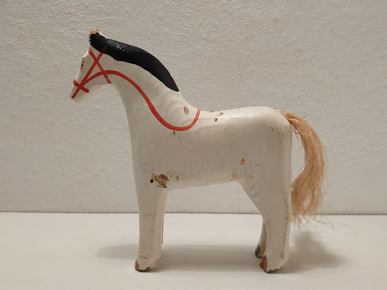 Billede 2 - Fængselslegetøj: Hvid hest, L 12,5 og H 14cm.