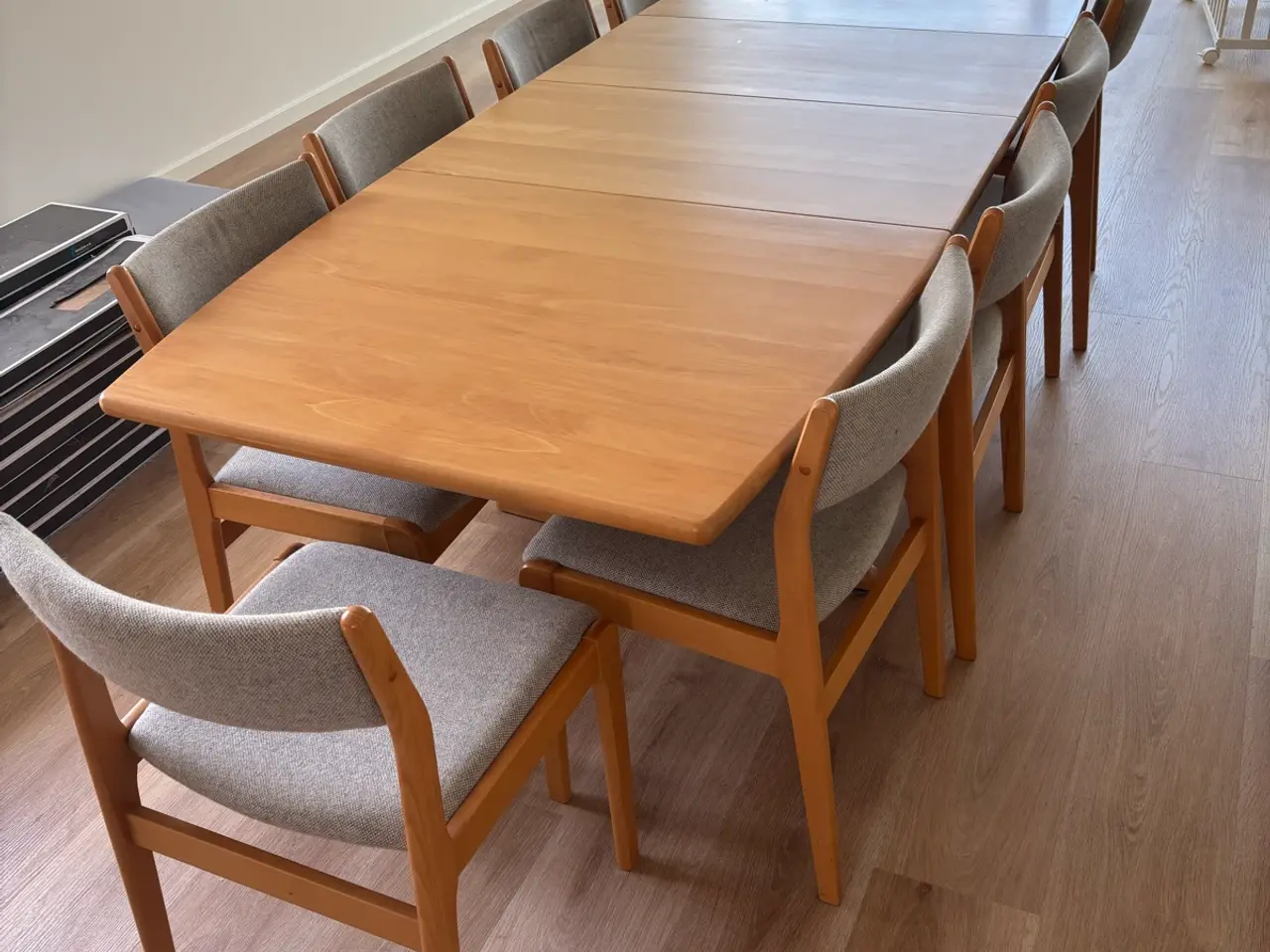 Billede 1 - Farstrup spisebordssæt borde og Nybøl stole