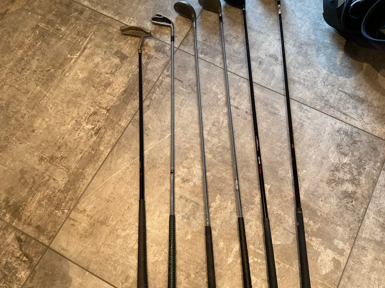 Billede 4 - Golfback med regnslag, tee og bolde m.v.