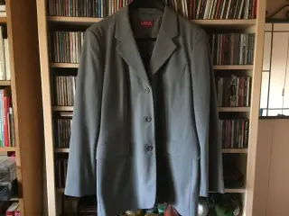 NEDSAT, helt ny elegant lysegrå habitjakke, blazer